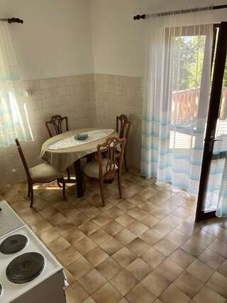 Дома для отпуска Krasici Green House Тиват Двухуровневый дом располагает четырьмя спальнями и террасой и видом на море.-8