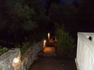 Дома для отпуска Krasici Green House Тиват Двухуровневый дом располагает четырьмя спальнями и террасой и видом на море.-36