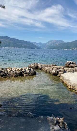 Дома для отпуска Krasici Green House Тиват Двухуровневый дом располагает четырьмя спальнями и террасой и видом на море.-40