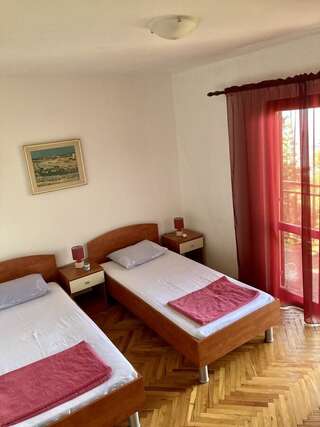 Дома для отпуска Krasici Green House Тиват Двухуровневый дом располагает четырьмя спальнями и террасой и видом на море.-3