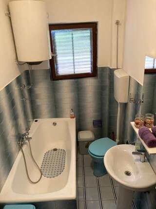 Дома для отпуска Krasici Green House Тиват Двухуровневый дом располагает четырьмя спальнями и террасой и видом на море.-59